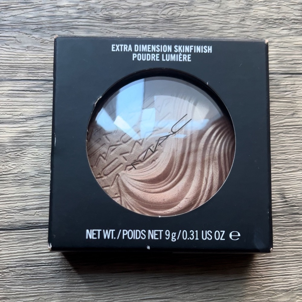 Mac Magnetic Appeal Extra Dimension Skinfinish